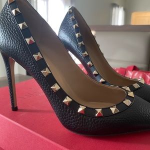 Valentino new size 8 Nero grainy shoes pumps 100